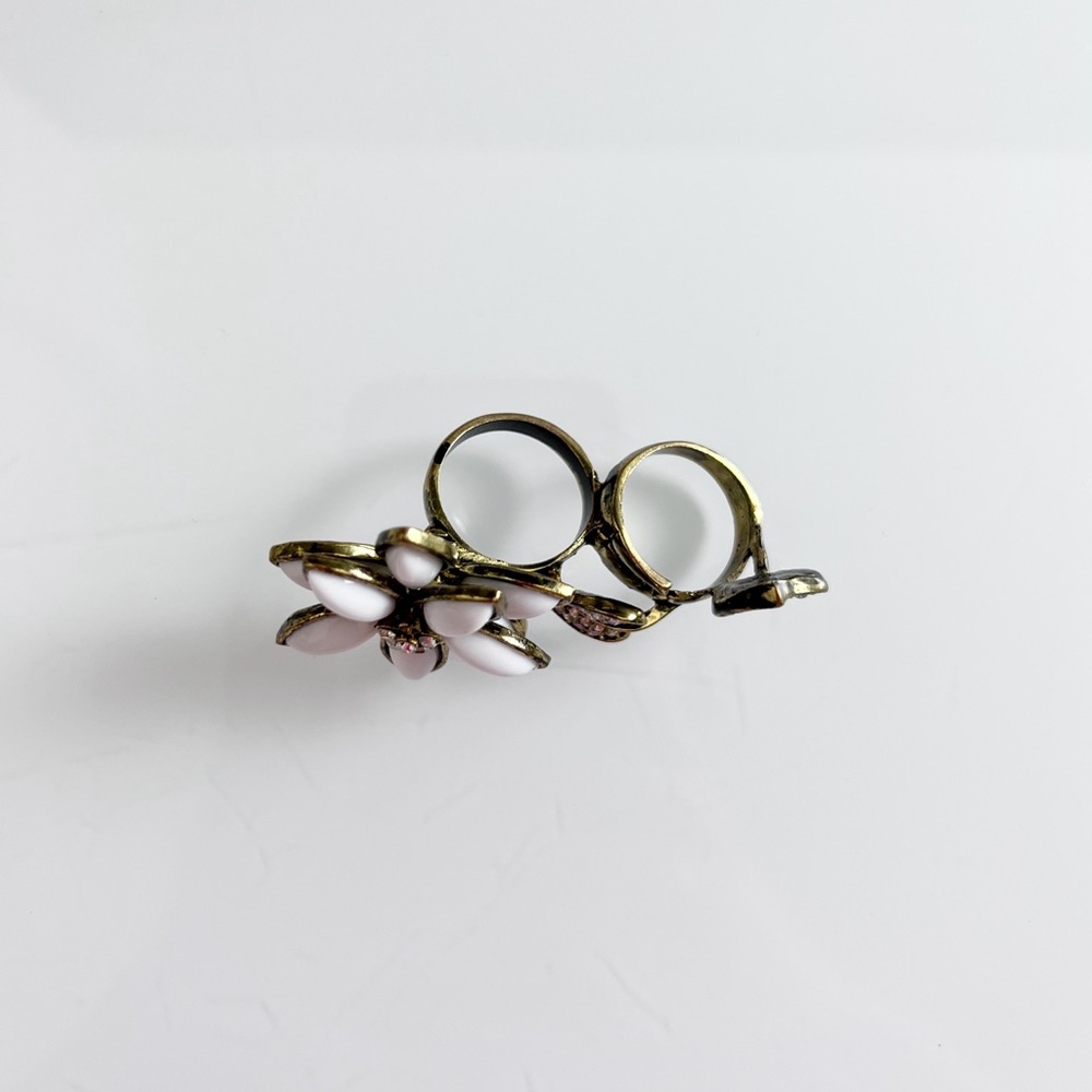 FOREVER 21 FLOWER DOUBLE KNUCKLE RING - Picture 2 of 3